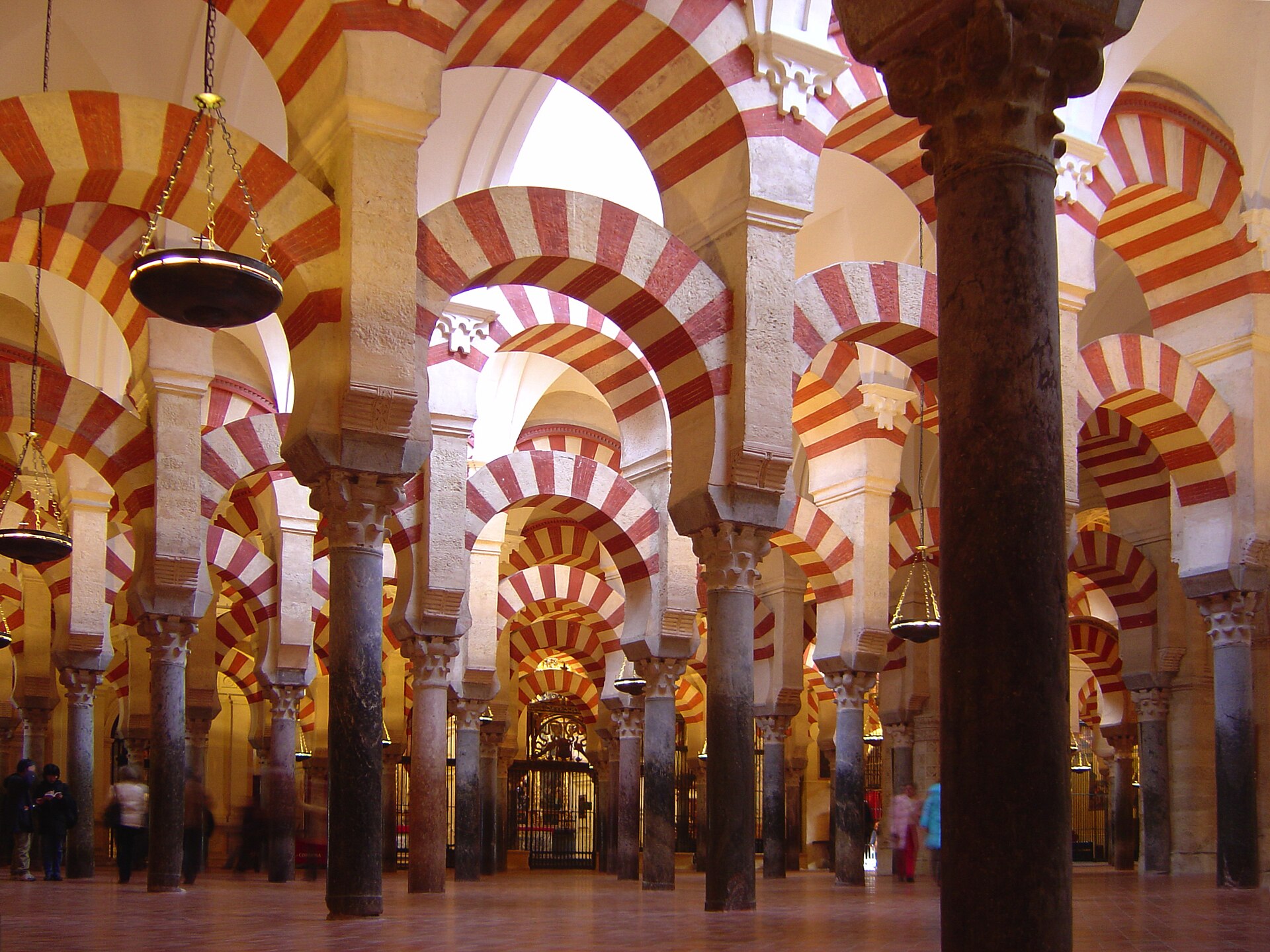 Sala hipóstila de la Mezquita-catedral de Córdoba, arcos de herradura bicolores y columnas.