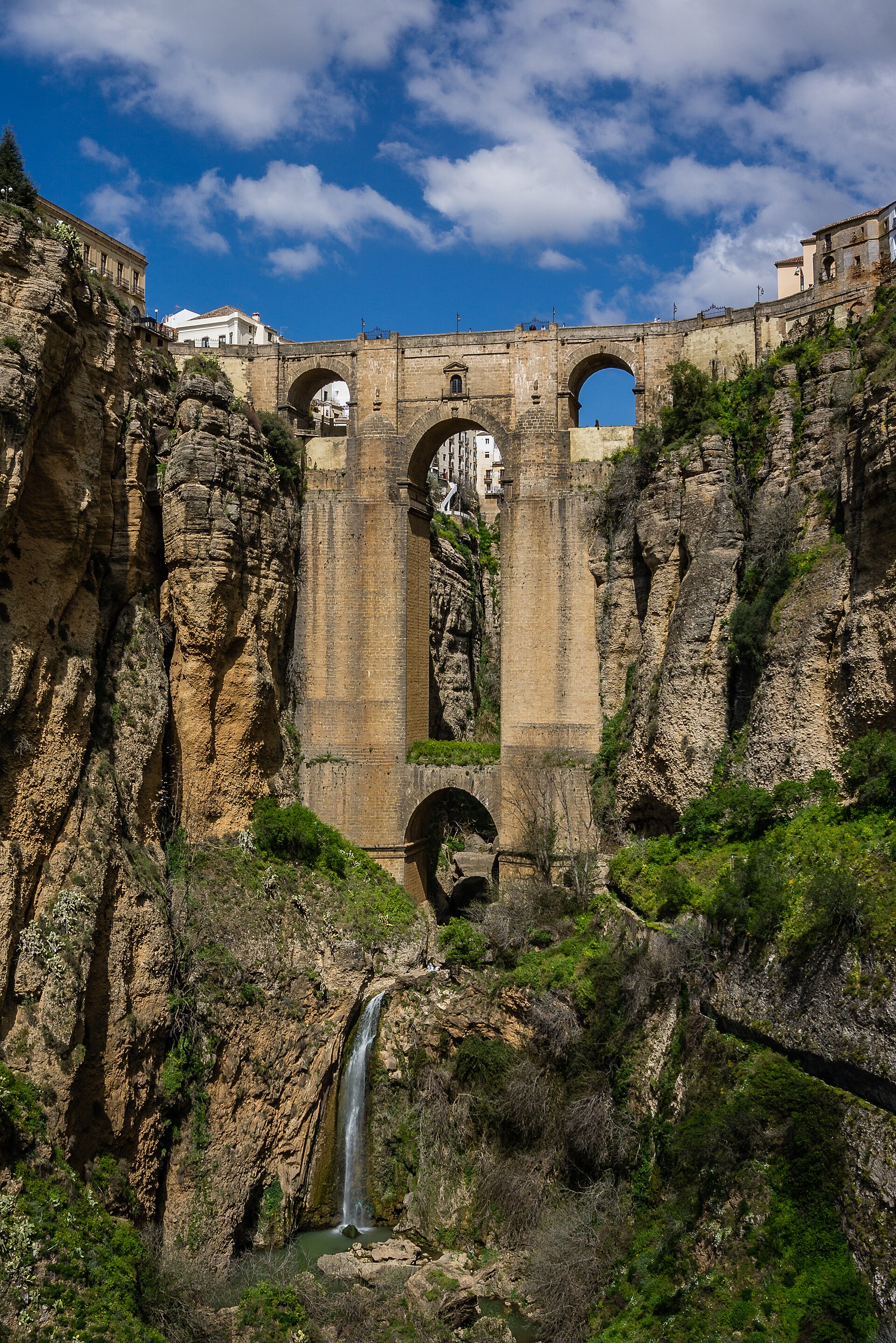 Puente Nuevo de Ronda sobre el tajo del Guadalevín, con una cascada al fondo del desfiladero.